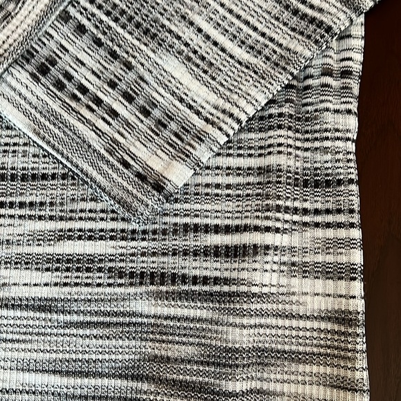 Black and white shirt - Picture 3 of 7